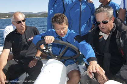 Samedi 5 septembre 2009 - Hyères (FRA, 83) - L'Hydroptère bat le record du monde de vitesse avec un run à 51,36 knts .Vice Amiral d'Escadre Yann Tainguy, Prefet Maritime de Toulon, Alain Thabaul, Hugues Parant, prefet du var, à bord
