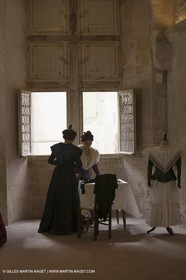 04 03 2007 - Arles - Queen of Arles and her assistants - winter costume trials