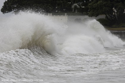 21 01 2011 - Auckland (NZL) - after storm waves at Takapuna