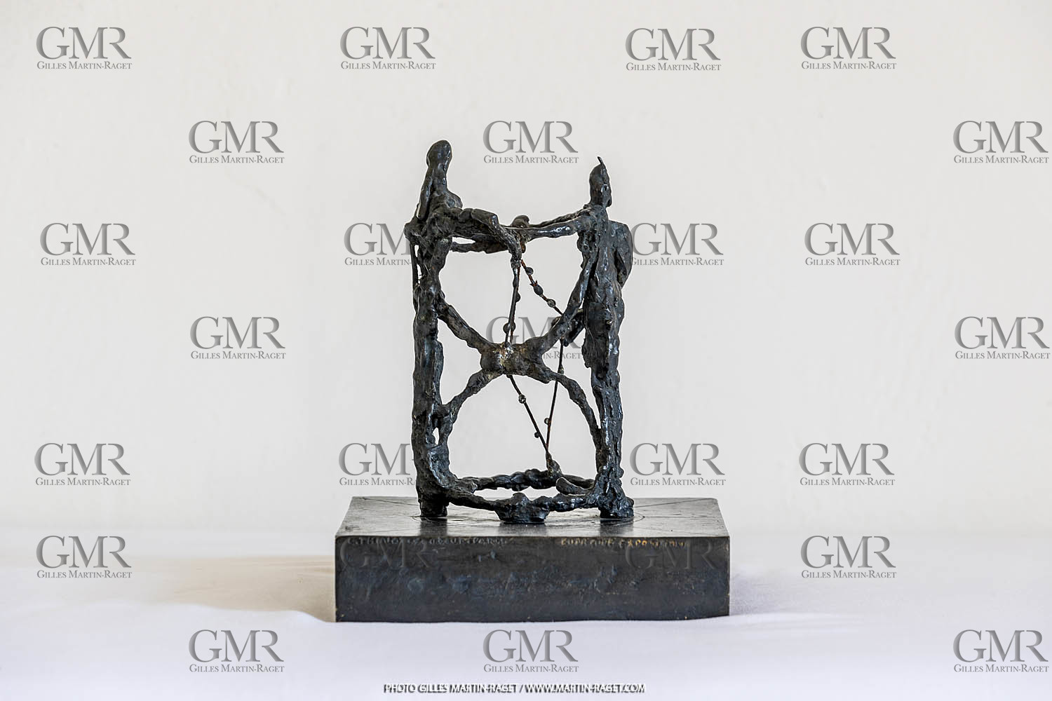 12 07 2020, St Rémy de Provence (FRA,13), Oeuvre de Germaine Richier, Le Sablier I 1946, Bronze patiné foncé, Epreuve d'exposition, Fondeur L.Thinot, Paris, 20,5 x 17 x 17 cm, Collection particulière