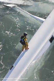 21 12 2008 - Port Saint Louis du Rhône (FRA, 13) - L'Hydroptère peu après son chavirage survenu lors d'une tentative contre le record de vitesse absolu à la voile