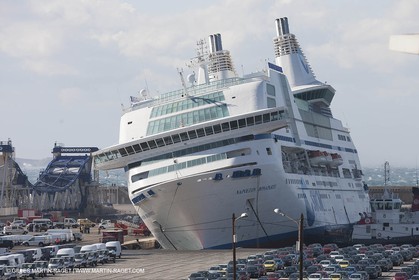 28 10 2012- Marseille (FRA,13) - Mistral force 11 - le ferry Napoleon Bonaparte endommagé après avoir rompu ses ammares et été drossé contre un quai qui a ouvert une brèche dans la coque et noyé deux compatiments étanches
