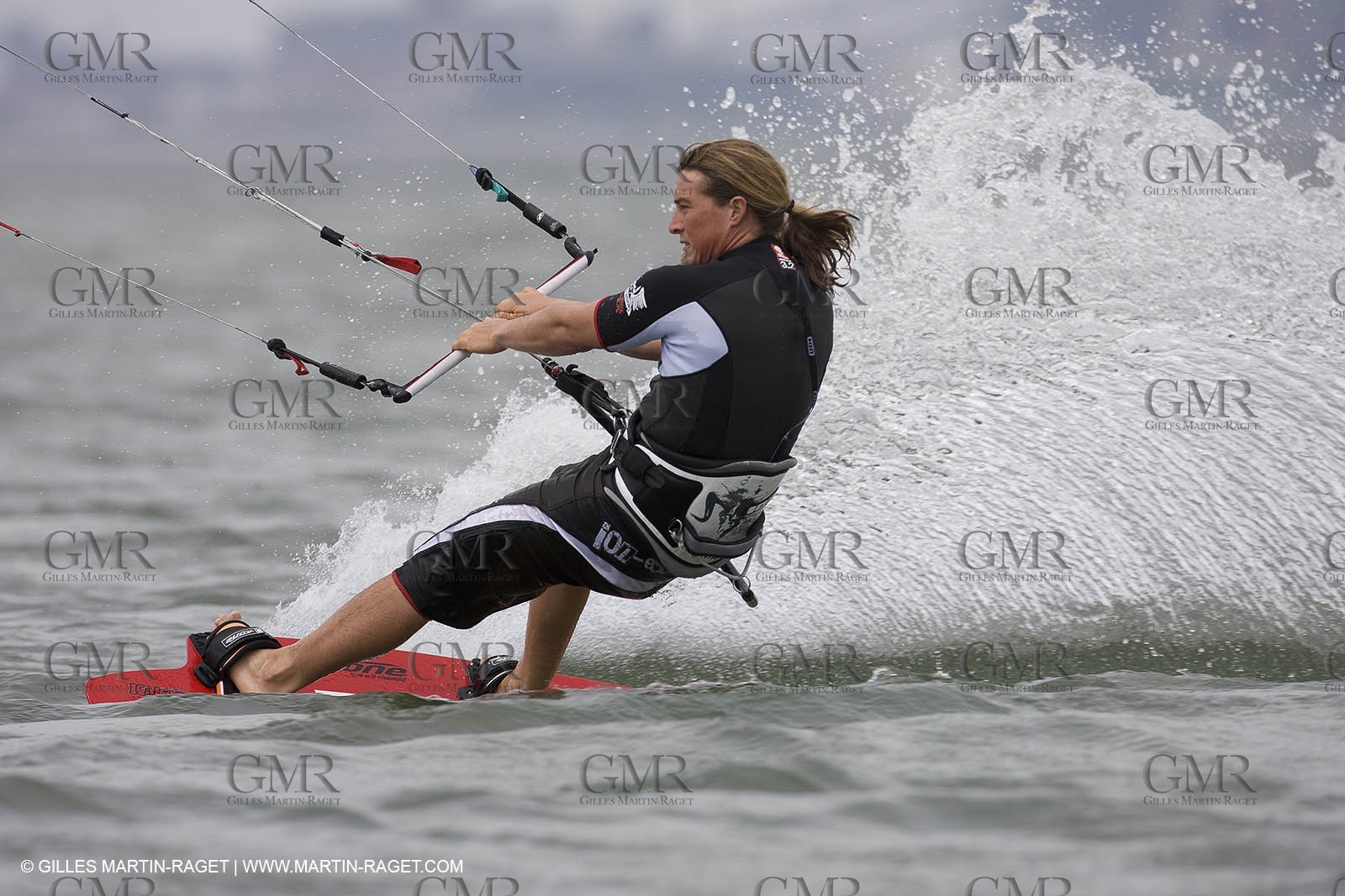 08 05 2008 - Port Saint Louis du Rhône (FRA, 13) - kite surfer Alexandre Caizergues training