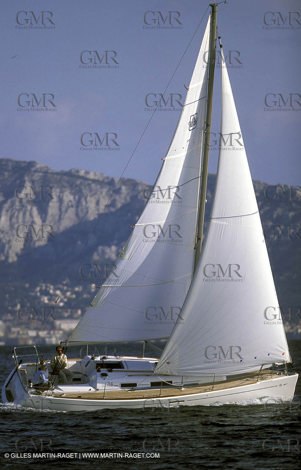 Crusing monohull sailing
