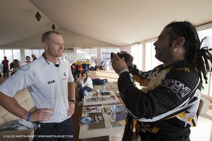 21 11 2010 - Dubai (UAE) - Dubai Louis Vuitton Trophy -  - Day off - James Spithill and Peter Lester go paragliding