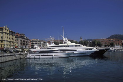 Bateau à Moteur en Route