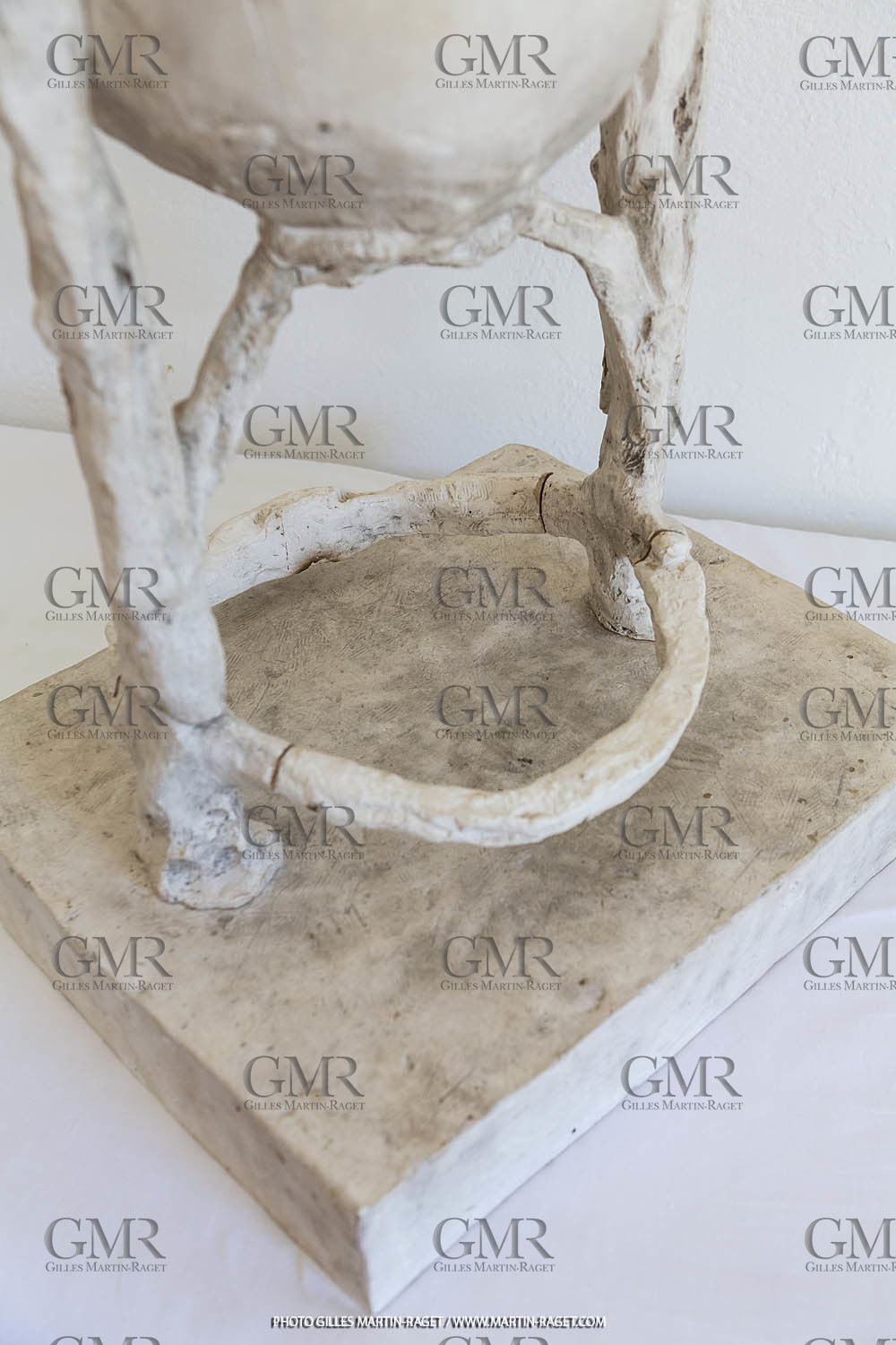 12 07 2020, St Rémy de Provence (FRA, 13) Oeuvre Germaine Richier, Fonts Baptismaux, moyen, 1957, plâtre original, Collection particulière