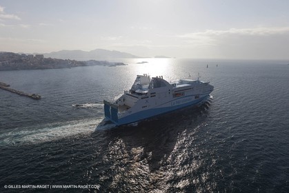 14 01 2012 - Marseille (FRA,13) - Compagnie La Méridionale - le Piana devant Marseille et les Calanques