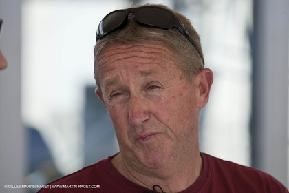 21 11 2010 - Dubai (UAE) - Dubai Louis Vuitton Trophy - Day off - James Spithill and Peter Lester go paragliding