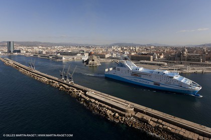 14 01 2012 - Marseille (FRA,13) - Compagnie La Méridionale - le Piana devant Marseille et les Calanques
