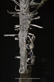 28 02 2023, Paris (FRA), oeuvre de Germaine Richier, Exposition Centre Pompidou - Musée Fabre 2023,  La Croix avec verres de couleurs 1953, Plomb avec verres colorés jaune et bleu, Pièce unique, 210 x 161,5 x 75 cm, Collection famille Germain Richier