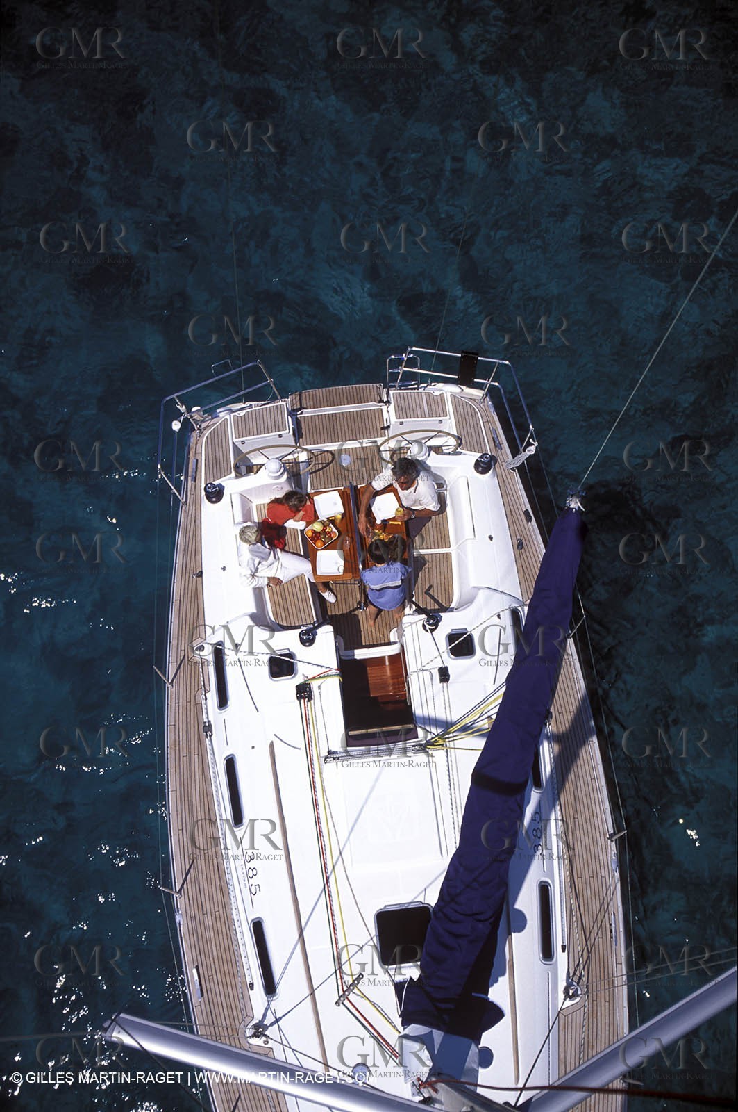 Crusing monohull sailing