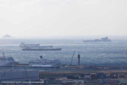 25 10 2010 - Marseille (FRA,13) - Navires au mouillage en raison d'un grève du personnel portuaire