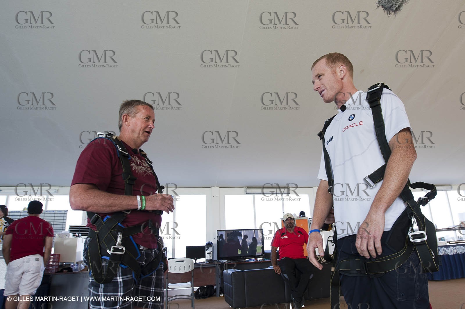 21 11 2010 - Dubai (UAE) - Dubai Louis Vuitton Trophy -  - Day off - James Spithill and Peter Lester go paragliding