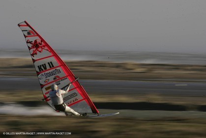 13 11 2004 - Les Saintes Maries de la mer (France) - Irish sailboarder Finian Maynard beat the overall sailing speed record with a run at 46,82 knts.