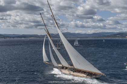 28 09 2022? Saint-Tropez,(FRA,83), Les Voiles de Saint-Tropez 2022 Régate N° 2 poup les modernes, navigation libre pour les grandes goélettes