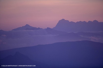 01 09 2007 - sommet du Mont Ventoux (FRA, 84) - Vue vers le nord vers la Haute Provence et les Alpes du Sud (Massuf de l'Oisans)