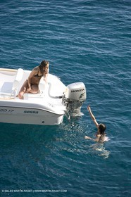 Bateau à Moteur au mouillage