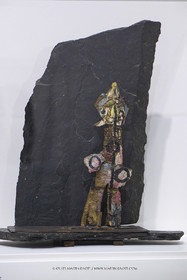 30 10 2023, Montpellier (FRA), oeuvre de Germaine Richier, Exposition Centre Pompidou - Musée Fabre 2023, Le Menhir peint, sur équerre ardoise 1959, Bronze peint, équerre ardoise, Pièce unique, 68,5 x 59 x 31,5 cm, Collection particulière