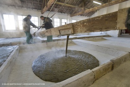 01 02 2007 - Salon de Provence - Fabrication traditionelle du savon de Marseille aux savonneries Marius Fabre - Coulée dans les bacs**01 02 2007 - Salon de Provence - Traditional soap of Marseille making at Marius Fabre soap maker - soap sent in open tanks