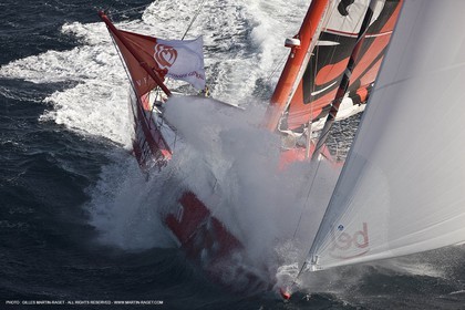 14 07 2008 - Port Camargue (FRA,30) - Monocoques IMOCA - Vendée Gobe 2008 - Kito de Pavant (Groupe Bel) à l'entraînement dans le Mistral