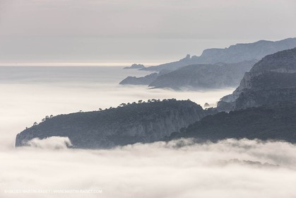 18 07 2012 - Marseille  (FRA ) - Les Calanques -  Phénomène d'entrées maritimes - La Nèble (brume, en provençal)