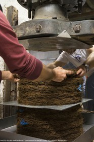 14 11 2015, Saint-Etienne du Grès (FRA,13), fabrication traditionelle de l'huile d'olive au moulin de la Croix