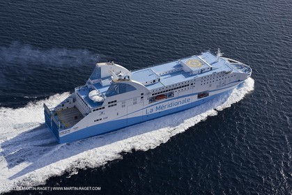 14 01 2012 - Marseille (FRA,13) - Compagnie La Méridionale - le Piana devant Marseille et les Calanques