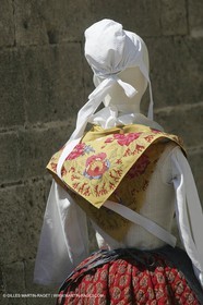Mai 2004 - La Tour d'Aigues (FRA, 84) Costumes anciens pour l'exposition Femmes du Midi