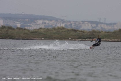 08 05 2008 - Port Saint Louis du Rhône (FRA, 13) - kite surfer Alexandre Caizergues à l'entraînement