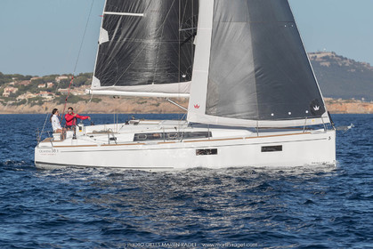 04 07 3017; Les EMbiez (FRA; 83) - Chantier Beneteau; Oceanis 38.1