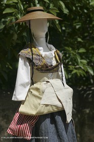 Mai 2004 - La Tour d'Aigues (FRA, 84) Costumes anciens pour l'exposition Femmes du Midi
