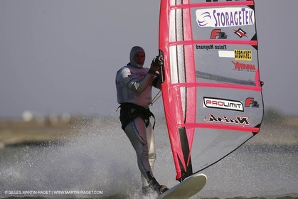 13 11 2004 - Les Saintes Maries de la mer (France) - Irish sailboarder Finian Maynard beat the overall sailing speed record with a run at 46,82 knts.