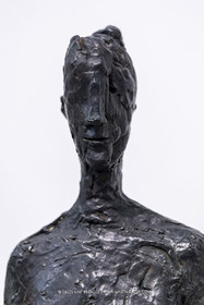 30 10 2023, Montpellier (FRA), oeuvre de Germaine Richier, Exposition Centre Pompidou - Musée Fabre 2023, Le Grain 1955, Bronze patiné foncé, Numéroté 3 6, Fondeur : C. Valsuani, Paris, 145 x 33 x 36 cm, Collection M et Mme Sarti, Paris