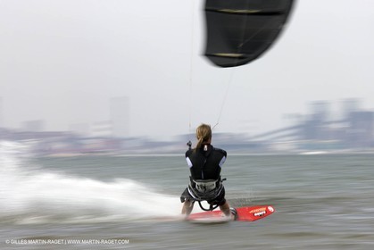 08 05 2008 - Port Saint Louis du Rhône (FRA, 13) - kite surfer Alexandre Caizergues à l'entraînement