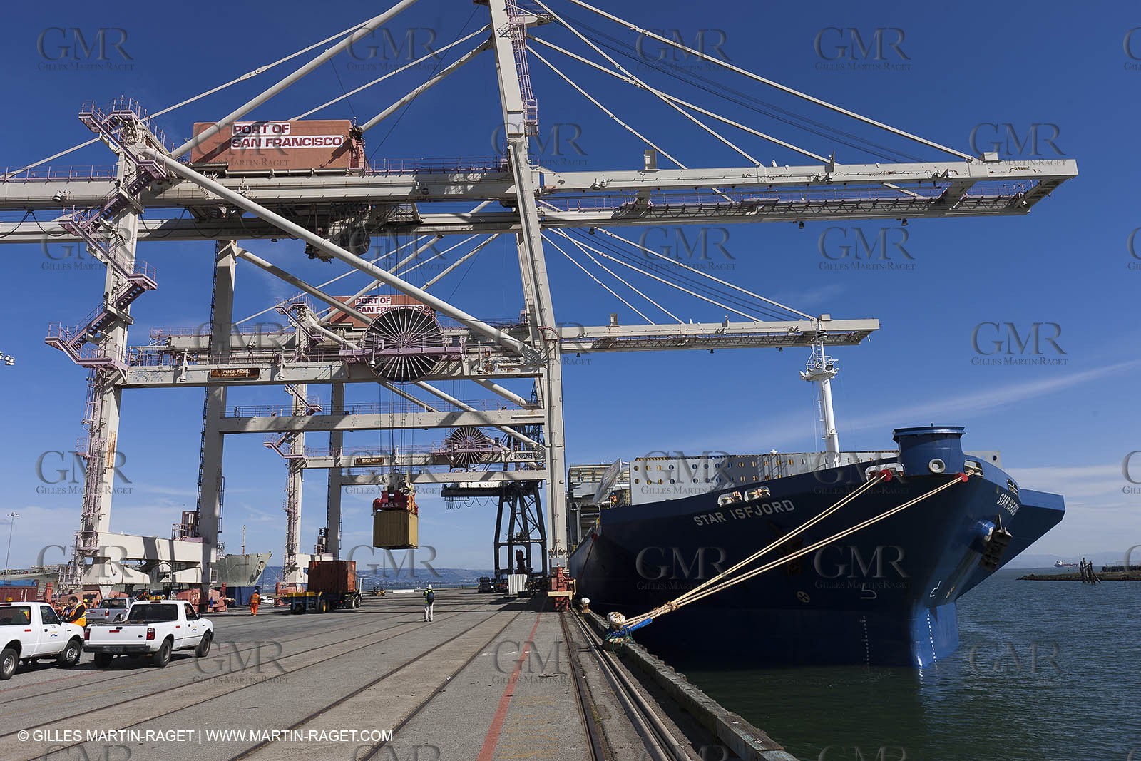 01 03 2011 - San Frnacisco (USA,CA) - Harbour operations - ship details - ship unloading - containers