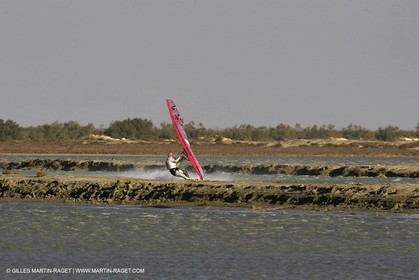13 11 2004 - Les Saintes Maries de la mer (France) - Irish sailboarder Finian Maynard beat the overall sailing speed record with a run at 46,82 knts.