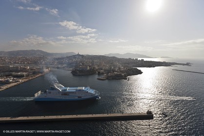 14 01 2012 - Marseille (FRA,13) - Compagnie La Méridionale - le Piana devant Marseille et les Calanques