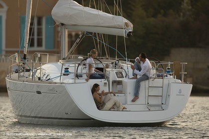 Monocoque de croisiere au mouillage