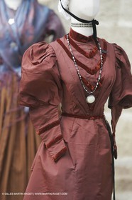 Mai 2004 - La Tour d'Aigues (FRA, 84) Costumes anciens pour l'exposition Femmes du Midi