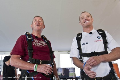 21 11 2010 - Dubai (UAE) - Dubai Louis Vuitton Trophy - Day off - James Spithill and Peter Lester go paragliding