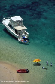 Bateau à Moteur au mouillage