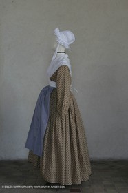 Mai 2004 - La Tour d'Aigues (FRA, 84) Costumes anciens pour l'exposition Femmes du Midi