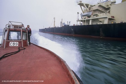 Monde maritime, opérations porturaires, ports, manoeuvres, marine world, harbour operations, maritime shipping,