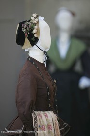 Mai 2004 - La Tour d'Aigues (FRA, 84) Costumes anciens pour l'exposition Femmes du Midi