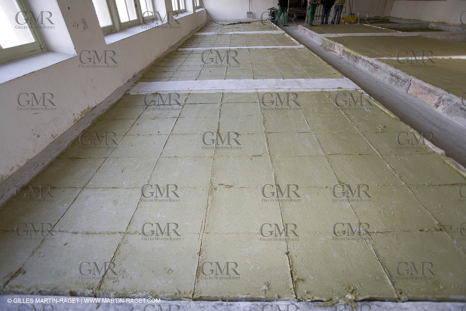 07 02 2007 - Salon de Provence - Fabrication traditionelle du savon de Marseille aux savonneries Marius Fabre - Découpe**07 02 2007 - Salon de Provence - Traditional soap of Marseille making at Marius Fabre soap maker - Cutting
