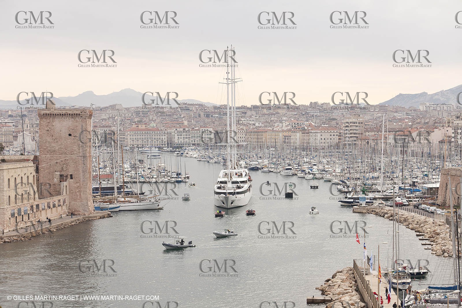 23 10 2010 - Marseille (FRA,13) - Le Ponant - Arrival in Marseille and entrance in the historical port
