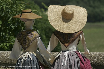 May 2004 - La Tour d'Aigues (FRA, 84) - Old costumes for women of the South exhibition