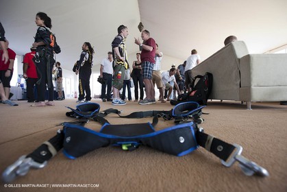 21 11 2010 - Dubai (UAE) - Dubai Louis Vuitton Trophy -  - Day off - James Spithill and Peter Lester go paragliding