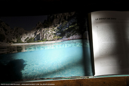 09 11 2010 - Marseille (FRA,13) - Photos du livre Calanques, si proches, si lointaines, Ed. Cres, Texte Juliette Lembot, Photos Gilles Martin-Raget